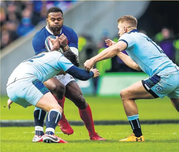  ?? Photos Midi Olympique Patrick Derewiany ?? Devant l’importance de l’enjeu, les Tricolore ont failli. Reste désormais à assurer une victoire à domicile face à l’Irlande et espérer des résultats favorables pour les Bleus dans les autres matchs.