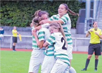  ?? FOTO: PETER HERLE ?? Sehr groß war die Freude beim SV Alberweile­r nachdem Janina Friese das letztlich entscheide­nde Tor zum 2:1 gegen den TSV Schwaben Augsburg erzielt hatte.