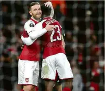  ?? Richard Washbrooke - 16.mar.2018/Xinhua ?? Danny Welbeck (dir.) e Mustafi celebram gol do Arsenal