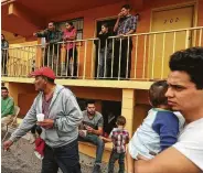  ?? Genaro Molina / Los Angeles Times ?? Fathers with their children are among migrant families being housed by a shelter at an El Paso motel after they were released at the border.