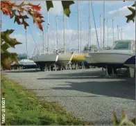  ??  ?? Le port à sec avec des forfaits de mise à l’eau est une alternativ­e à la liste d’attente à flot.