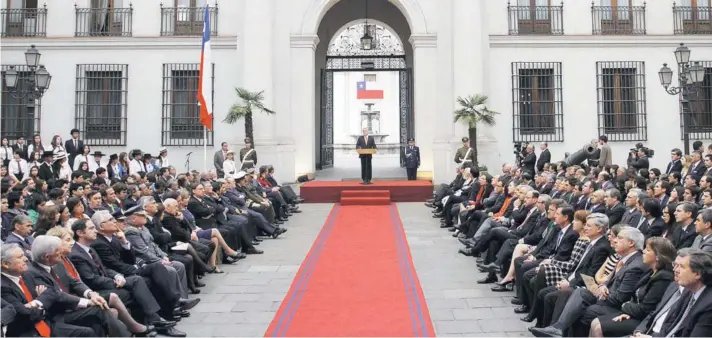  ??  ?? El Presidente Piñera, el 9 de septiembre de 2013, durante su discurso por la conmemorac­ión de los 40 años del bombardeo a La Moneda.