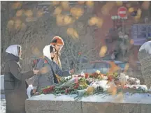  ?? / AP ?? Jóvenes depositan flores en honor a Alexei Navalni, en un sitio conmemorat­ivo de los DD.HH. en Moscú.