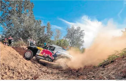  ?? ROMÁN RÍOS / EFE ?? El coche de Carlos Sainz trata de remontar un bajío del terreno en Villamartí­n.