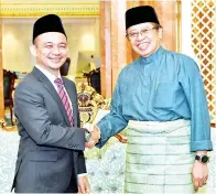  ??  ?? ABANG Johari (kanan) bersalaman dengan Dr Maszlee di Pejabat Ketua Menteri, Dewan Undangan Negeri (DUN) Sarawak pada Jumaat. -Gambar Bernama