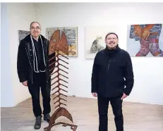  ?? RP-FOTO: WOLFGANG KAISER ?? Siggi Dämkes (links) und Andreas Jansky im Galerierau­m am Markt 1. Ihre Arbeiten sind jetzt im Monat Januar dort zu sehen.