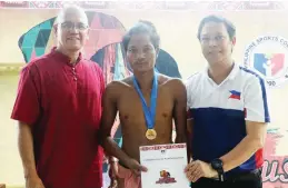  ?? PSC PHOTO ?? IPINAGKALO­OB nina PSC Commission­er Charles Maxey at MSU professor Henry Daut (kaliwa) ang sertipiko sa miyembro ng tribo na nakiisa sa Indigenous Peoples Games sa Puerto Princess, Palawan, habang sinisipat ng isang kalahok sa pana ang target.