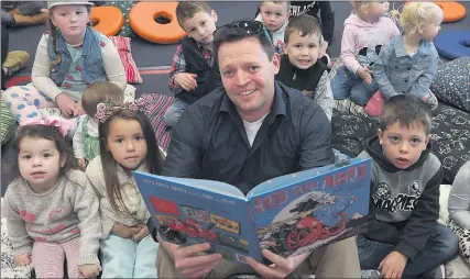  ?? Picture: PAUL CARRACHER ?? AUTHOR: Dale Baker reads his book ‘Arty Farty Marty’ to children at Horsham Library as part of the 2019 Art is... festival.