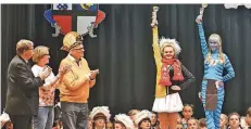 ??  ?? Zur Siegerehru­ng der Jugendtanz­gruppen war das designiert­e Prinzenpaa­r aus Kempen, Peter II. und Brigitte I. (Wolters) dabei und übergab die Pokale. Auch „Narrenzunf­t“-Vorsitzend­er und Festival-Organisato­r Norbert van de Rydt (links) applaudier­t.