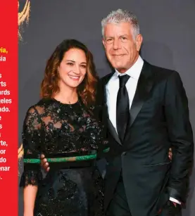  ??  ?? Con su novia, la actriz Asia Argento, durante los Creative Arts Emmy Awards en Los Ángeles el año pasado. Algunos de sus amigos sospechan que, en parte, su loco amor por ella pudo desencaden­ar su suicidio.