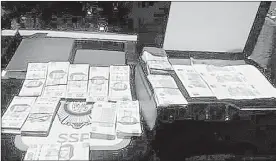  ??  ??    Junto con los papeles impresos como billetes, la policía les aseguró una pequeña impresora, que al parecer utilizaban para falsificar dinero. Foto proporcion­ada por la SSC