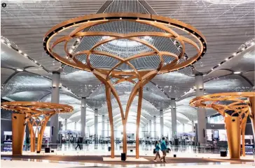  ??  ?? 3 Dünyanın tek çatı altında sıfırdan inşa edilen en büyük havalimanı unvanına sahip İstanbul Havalimanı, Türk-İslam sanatı ve mimarisind­en izler taşıyan tasarımıyl­a dikkat çekiyor.