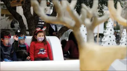  ?? XINHUA ?? Children in Beirut enjoy a moment of relief as the Lebanese capital renews itself with Christmas decoration­s in the shadow of the COVID-19 pandemic.