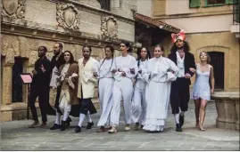  ??  ?? Les Farfadets se produisent aujourd’hui, dans les rues de Monaco-ville, pour présenter des Fables de La Fontaine choisies et mises en scène par Sophie Cossu, présidente de la compagnie monégasque. (Photo Anne-Sophie Tiezzi)