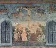  ??  ?? Foto in alto il «Cenacolo», a destra nel tondo particolar­e del Cristo qui sopra la Crocifissi­one
