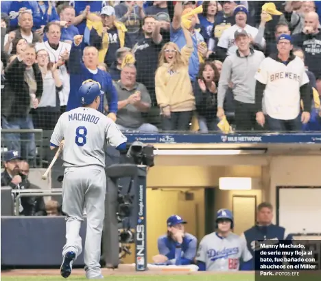  ?? /FOTOS: EFE ?? Manny Machado, de serie muy floja al bate, fue bañado con abucheos en el Miller Park.