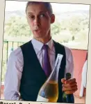  ??  ?? Pascal Paulze, le sommelier l’Oasis, avec une bouteille « de rou Allégorie» et de blanc « Mando