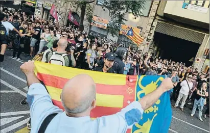  ?? JOSE JORDAN / AFP ?? La Policia va separar grups antifeixis­tes de grups anticatala­nistes durant les manifestac­ions de la tarda