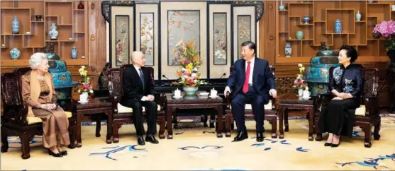  ?? HUANG JINGWEN / XINHUA ?? President Xi Jinping and his wife, Peng Liyuan, meet with Cambodian King Norodom Sihamoni and Queen Mother Norodom Monineath Sihanouk at the Diaoyutai State Guesthouse in Beijing on Feb 24.