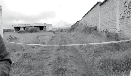  ??  ?? HECHOS. En este terreno habría sido encontrado el cuerpo sin vida de la mujer. (Foto: La Prensa)