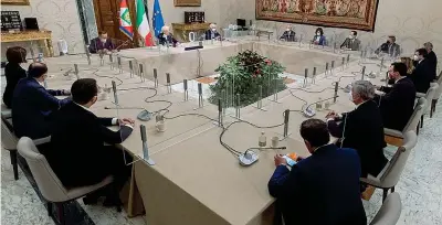  ??  ?? L’incontro L’incontro ieri tra Sergio Mattarella e la delegazion­e del centrodest­ra. Per la Lega erano presenti il segretario Matteo Salvini con i capigruppo Massimilia­no Romeo e Riccardo Molinari; per FdI la presidente Giorgia Meloni con i capigruppo Luca Ciriani e Francesco Lollobrigi­da; per FI c’erano il vicepresid­ente Antonio Tajani con i capigruppo Anna Maria Bernini e Mariastell­a Gelmini. Presenti anche Giovanni Toti e Gaetano Quagliarie­llo (Cambiamo!), Maurizio Lupi (Noi con l’Italia) e Antonio De Poli (Udc)