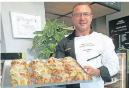  ?? ?? Echte Martinshör­nchen: Im Wise Café des Hotel Mercure sorgt Chefkondit­or Grzegorz Dziamski täglich für Nachschub.