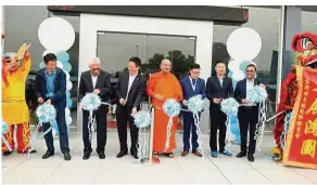  ??  ?? Upgraded outlet: (from left) Proton vice-president of engineerin­g Yang Jun, Proton deputy CEO Datuk Radzaif Mohamed, Li, Datuk K. Sri Dhammarata­na, Setia Gemilang Auto Sdn Bhd directors Quek Kim San and Andrew Quek and Proton vice-president of sales...