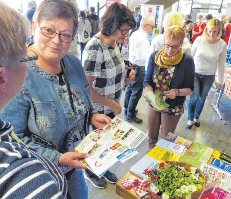  ?? FOTOS: MARKUS LEHMANN ?? Fast 40 Vereine und Hilfsverbä­nde haben im Aalener Rathausfoy­er Werbung fürs Ehrenamt gemacht.