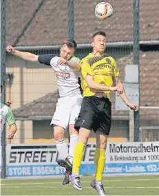  ?? FOTO: HUBERT WILSCHREY ?? Erzielte in Kray das einzige Tor des SC Kapellen: Andrej Hildenberg (r.) verwandelt­e einen Foulelfmet­er zur zwischenze­itlichen Führung.