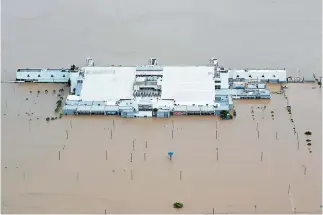  ?? FOTO:M.ELVIN CUBAS ?? ANEGADO. Ayer en la tarde, el aeropuerto continuaba bajo el agua.