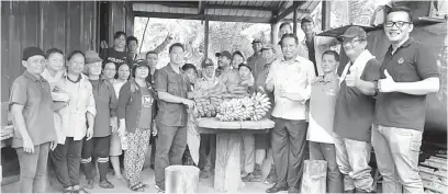 ??  ?? MENDAPAT PERMINTAAN: Dr Abdul Rahman (empat kanan) ketika melawat kebun pisang di Kampung Pundut semalam.