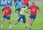  ?? AP ?? ▪ Neymar (centre) at Brazil’s practice in Teresopoli­s on Thursday.