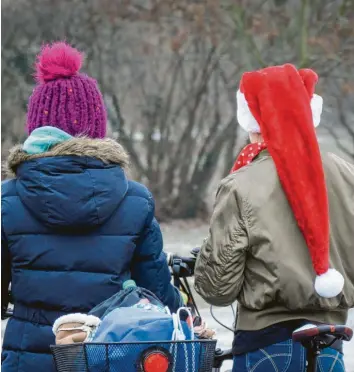  ?? Foto: Frank Rumpenhors­t, dpa (Symbolbild) ?? Früher in die Weihnachts­ferien starten die Schulen in Bayern. Das sagen Lehrer, Schüler und Eltern aus dem Wittelsbac­her Land dazu.