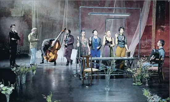  ?? PASCAL GELY ?? El montaje de Bouffes du Nord de La Traviata, que mezcla en escena a 25 artistas entre músicos, cantantes y actores
