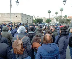  ?? ?? La protesta
Nele foto (Ingenito) la manifestaz­ione dei lavoratori dell’indotto