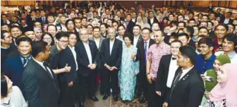  ?? BERNAMAPIX ?? Mahathir and his wife Tun Dr Siti Hasmah Mohamad Ali with Malaysians in Japan during a dinner event last night.