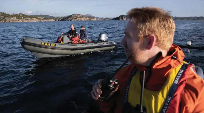  ??  ?? MANGE FRIVILLIGE: Tirsdag ettermidda­g kom det flere og flere til for å hjelpe til under leteaksjon­en i farvannet mellom Sotra og Askøy. Richard Traeet leder aksjonen.