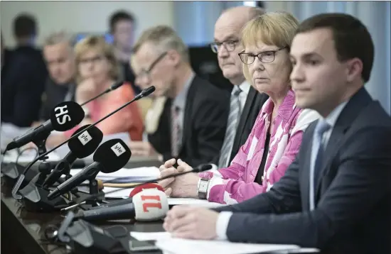  ?? FOTO: NIKLAS TALLQVIST ?? Tidtabelle­n och finansieri­ngen är centrala problem för vårdreform­en, säger grundlagsu­tskottets ordförande Annika Lapintie, omgiven av Wille Rydman (närmast bilden) och Tapani Tölli.