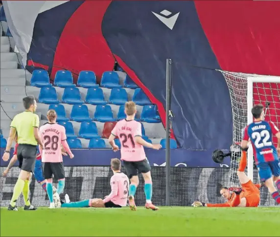  ??  ?? Sergio León, tapado, celebra el 3-3 que deja al Barcelona casi sin opciones de ganar LaLiga.