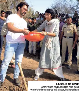  ??  ?? LABOUR OF LOVE Aamir Khan and Kiran Rao help build watershed structures in Solapur, Maharashtr­a