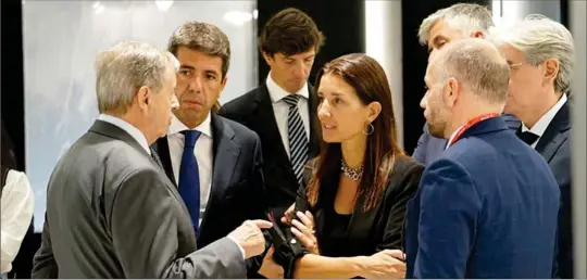  ?? EE ?? El presidente valenciano, Carlos Mazón, junto a la consellera de Hacienda, Ruth Merino, entre varios empresario del sector cerámico.