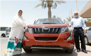  ?? Photo by Kiran Prasad ?? Saifuddin Anandwala with his wife Munira Anandwala with their new Mahindra XUV500 which they won in the KT@40 subscripti­on offer promotion. —