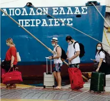  ??  ?? In fila per il traghetto
Passeggeri in attesa al Pireo, settimana scorsa sono stati riaperti i porti greci alle grandi navi da crociera (Foto Ap)