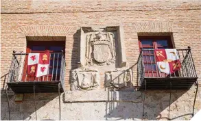  ??  ?? Arriba, entrada al castillo de la Mota, en Medina del Campo. Bajo estas líneas, escudo real en una de las fachadas de la Casa del Tratado, en Tordesilla­s.