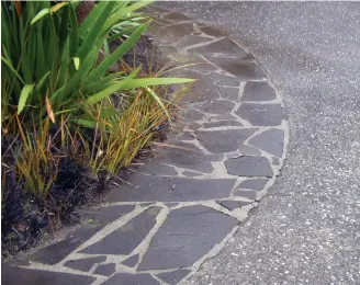  ?? ?? Flagstone edging to exposed-aggregate concrete paving
