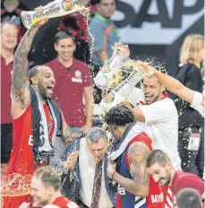  ?? FOTO: IMAGO IMAGES ?? Wenn die Bayern Meister werden, setzt es Bierdusche­n, da spielt die Sportart keine Rolle. Hier duscht Derrick Williams Basketball-Trainer Dejan Radonjic.