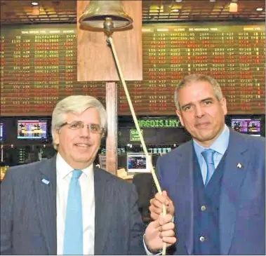  ?? FOTOS: CEDOC PERFIL ?? AL FRENTE. Luis Perez Companc (derecha), al tocar la campana en la Bolsa en junio del año pasado.