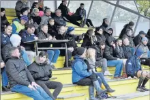  ??  ?? Les spectateur­s s’abritent de la pluie dans les tribunes