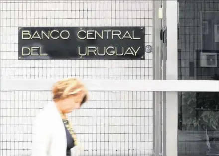  ??  ?? BANCO CENTRAL.
Su presidente, Diego Labat apunta a que haya un terreno de juego más nivelado y que el usuario sea el que elija.