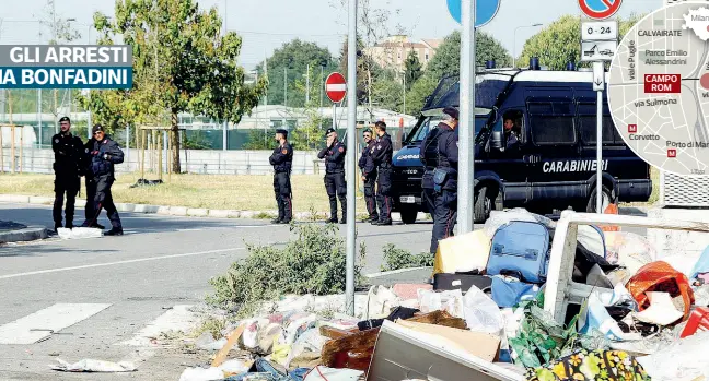  ?? (foto Balti) ?? I controlliI militari dell’Arma ieri mattina all’ingresso del capo rom di via Bonfdini. Sotto, container, auto distrutte e tende nell’area